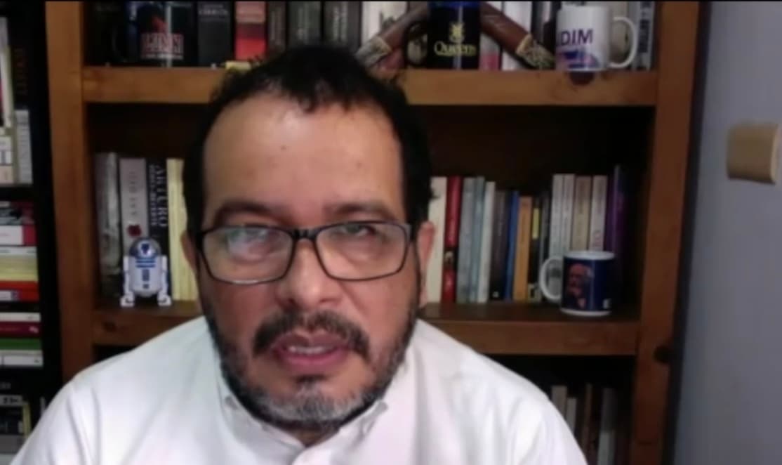 Roberto Echavarría, uno de sus profesores, asegura que a pesar de que la práctica primordial en laboratorios no se ha podido realizar y que se han tenido que utilizar simuladores electrónicos, resalta las ganas de siempre emprender algo nuevo que tiene Ana Laura. 
<br>
<br>"No se queda con lo que le da la escuela, 
<b>siempre tiene ganas de aprender más</b> y aprovechar las herramientas que están a su alcance en la red", precisa. 
<br>
<br>
<br>