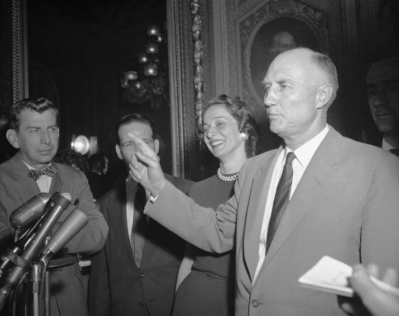 <b>24 horas y 18 minutos. Strom Thurmond (Demócrata por Carolina del Sur). </b>Se discutía la ley de derechos civiles. 28 de agosto de 1957.