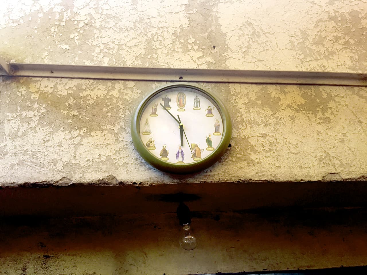 Al fondo de la casa, en la planta baja, está este viejo reloj de todos los santos. Un botón de muestra de la fe en la que fue criada Cristina.