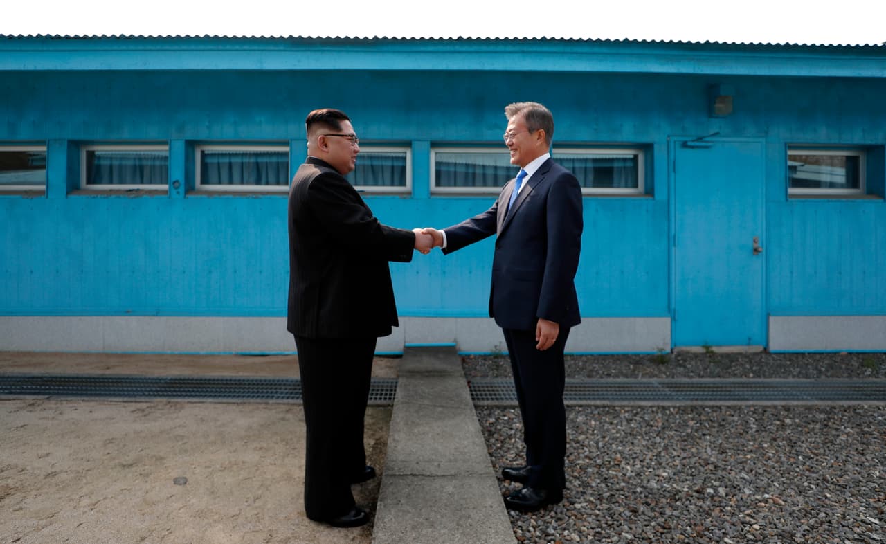 <b>Un gesto de paz:</b> Corea del Norte y Corea del Sur vivieron un día histórico en 2018. Los líderes de ambos países se encontraron en un acto que alimentó las esperanzas de una normalización entre las relaciones de ambos países, que comparten todavía la frontera más militarizada del planeta.