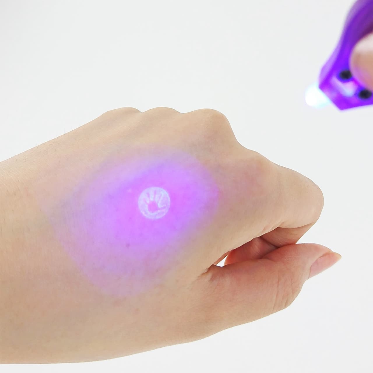 <b>¿Se pueden usar los rayos ultravioletas para matar el virus del covid-19?</b>
<br>La OMS recomienda no usar los rayos ultravioletas para esterilizar las manos o cualquier otra parte del cuerpo porque podría ocasionar irritación en la piel. 
<br>