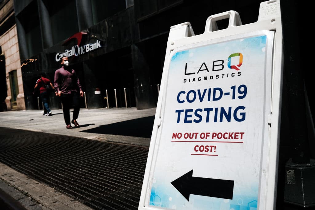 La pandemia en EEUU se ha convertido en una 
<a href="https://www.univision.com/noticias/salud/pandemia-nueva-ola-no-vacunados-se-disparan">"pandemia de los no vacunados"</a>, según la han calificado las autoridades de salud. Una de las medidas que se está planteando para conseguir que más personas se vacunen es la de 
<a href="https://www.univision.com/local/nueva-york-wxtv/nueva-york-exigira-vacunacion-o-pruebas-del-covid-19-a-todos-los-trabajadores-municipales-1">la ciudad de Nueva York:</a> todos sus empleados, entre ellos 
<b>bomberos y policías</b> -con bajos ratios de vacunación-, deben vacunarse y, si se niegan, someterse a una prueba cada semana.