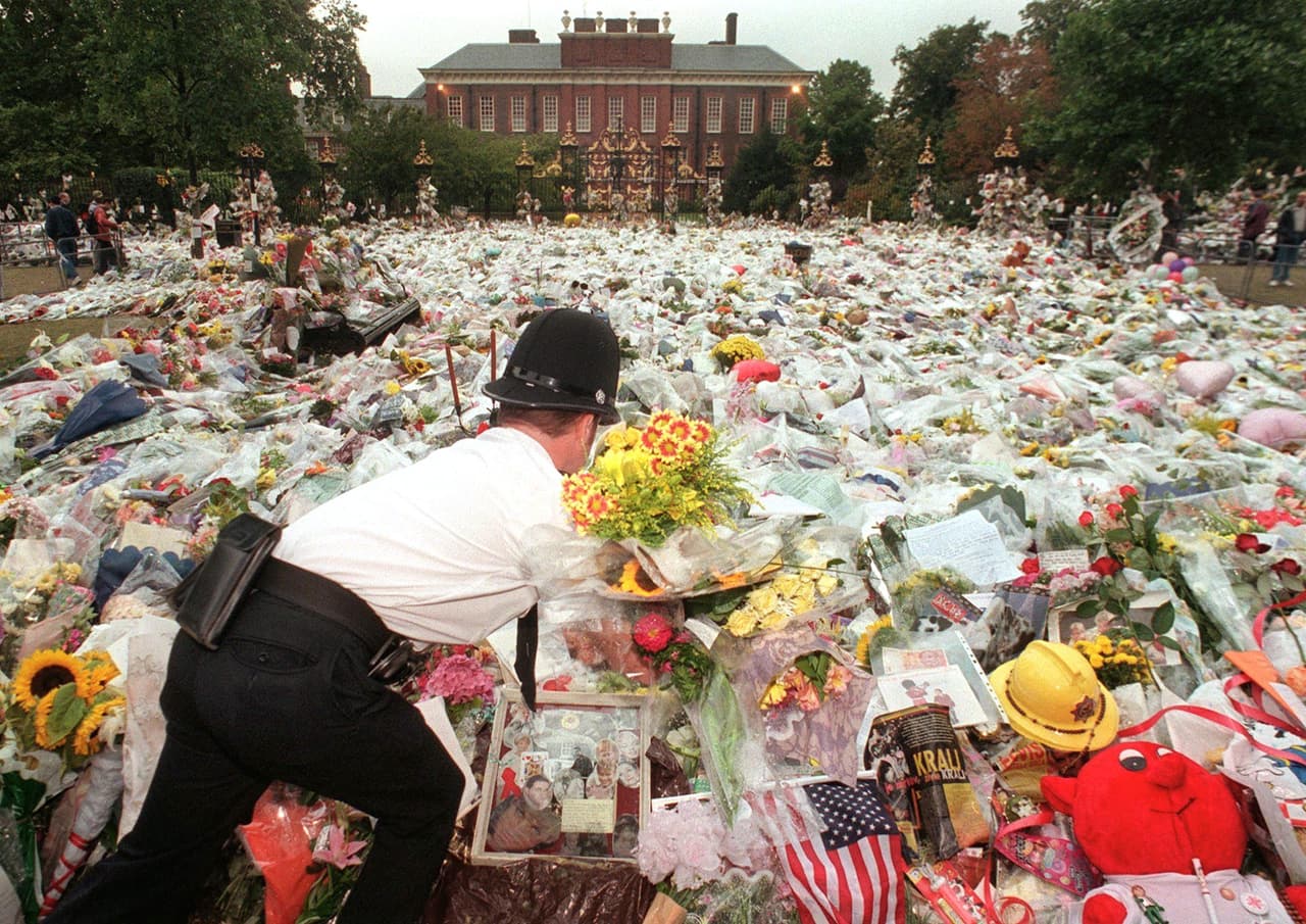 Los tributos inundaron principalmente el Palacio de Kensington, que fue la residencia de la princesa en el oeste de Londres aún después de su divorcio. Decenas de miles de ramos florales, peluches y tarjetas con mensajes se fueron acumulando frente a las rejas del edificio. La explosión de duelo público, con las escenas de llanto incontenible de miles de ciudadanos comunes, desafió los preconceptos que hasta entonces se tenían sobre la "impasible" sociedad británica.
