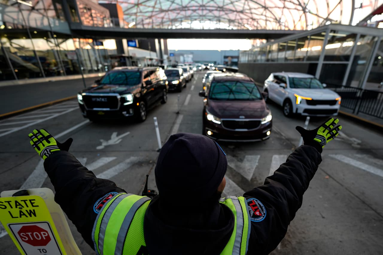 📌 
<b>Si quieres estacionarte porque vas a dejar a alguien al aeropuerto o esperas a alguien que llega: </b>
<br>
<br>Ambas terminales cuentan con estacionamientos que se pagan por hora. 
<b>Solo deberás revisar que el letrero diga “hourly”. </b>
<br>
<br>Otra opción son los llamados 
<b>Cell Phone Lot que permite a las personas esperar ahí por sus familiares mientras llegan. </b>Esta sección cuenta con pantallas que indican los vuelos que van aterrizando. 
<br>
<br>
<a href="https://www.atl.com/parking/#:~:text=The%20Airport%20offers%2024/7,the%20area%20as%20a%20reminder." target="_blank">Puedes consultar la disponibilidad en los estacionamientos en tiempo real AQUÍ. </a>