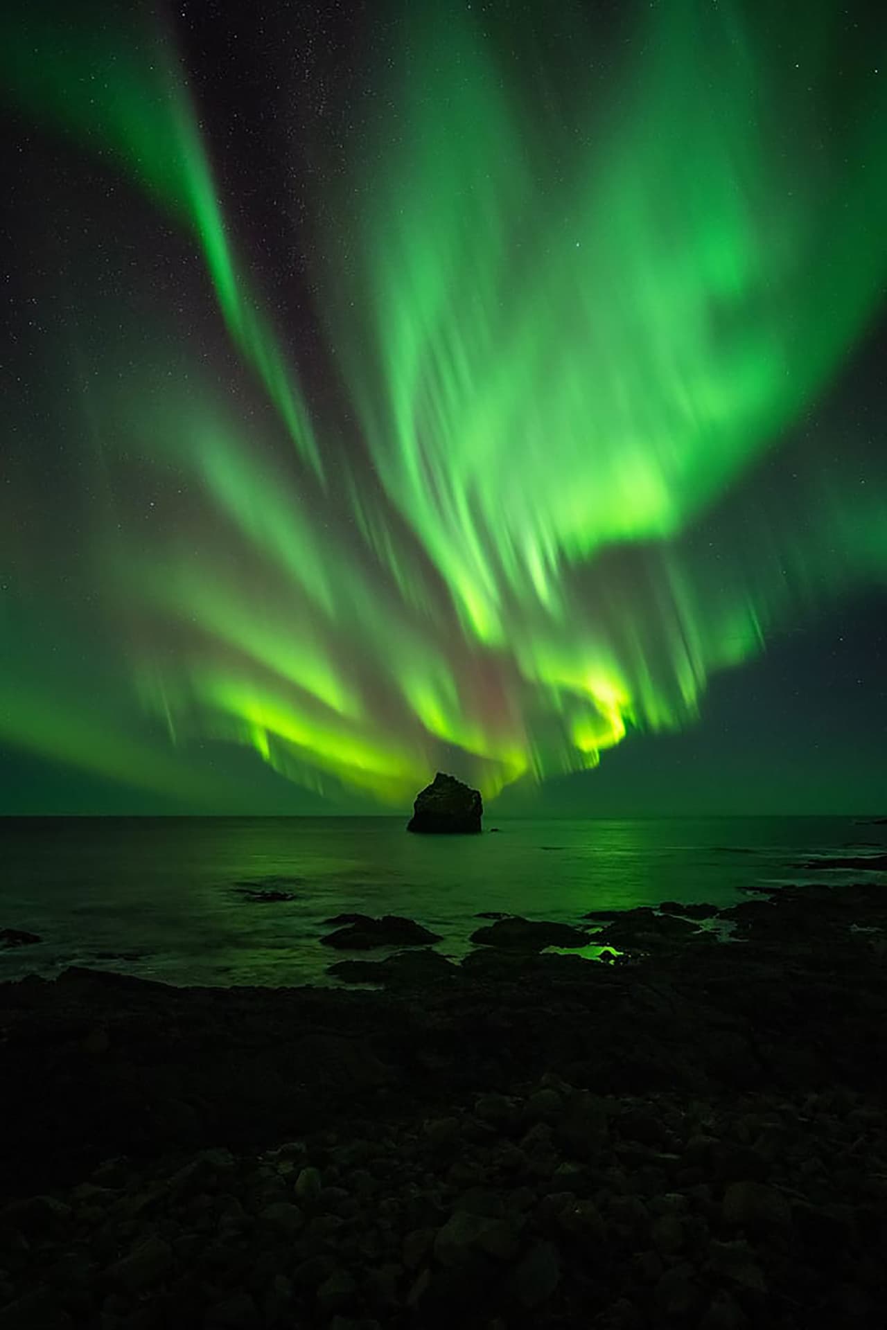 <b>‘Torbellino’ </b>
<br>
<br>
<b>Península de Reykjanes, Islandia</b>
<br>
<br>“Tenía dos días en Islandia cuando recibí una alerta de que acababa de ocurrir una erupción solar masiva y que pronto se formaría una gran aurora”, contó el fotógrafo. “Un espectáculo de auroras siempre es especial, incluso después de haberlo visto muchas veces”, agregó.
<br>
<br>
<i>Capture the Atlas</i> no solo busca imágenes tomadas por los fotógrafos más reconocidos, también aprecia los nuevos talentos y 
<a href="https://capturetheatlas.com/milky-way-photographer-of-the-year/"><u>recomienda nuevos lugares</u></a> para apreciar este y otros fenómenos celestes.
<br>