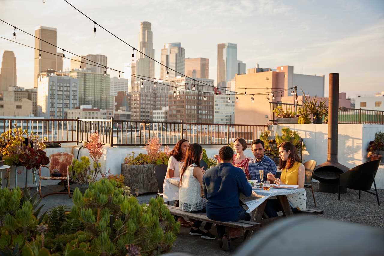 <b>Puesto 4: Los Ángeles.</b> Personas con un patrimonio neto de cinco millones de dólares o más: 71,035. Porcentaje de la población con este patrimonio: 2.4%. 
<a href="https://www.univision.com/noticias/salud/donaciones-a-los-afectados-y-al-desarrollo-de-una-vacuna-estos-son-los-multimillonarios-que-mas-han-contribuido-en-la-pandemia-fotos-fotos"><u>Vea aquí quienes son los multimillonarios que más han hecho contribuciones para combatir la pandemia de covid-19</u></a>