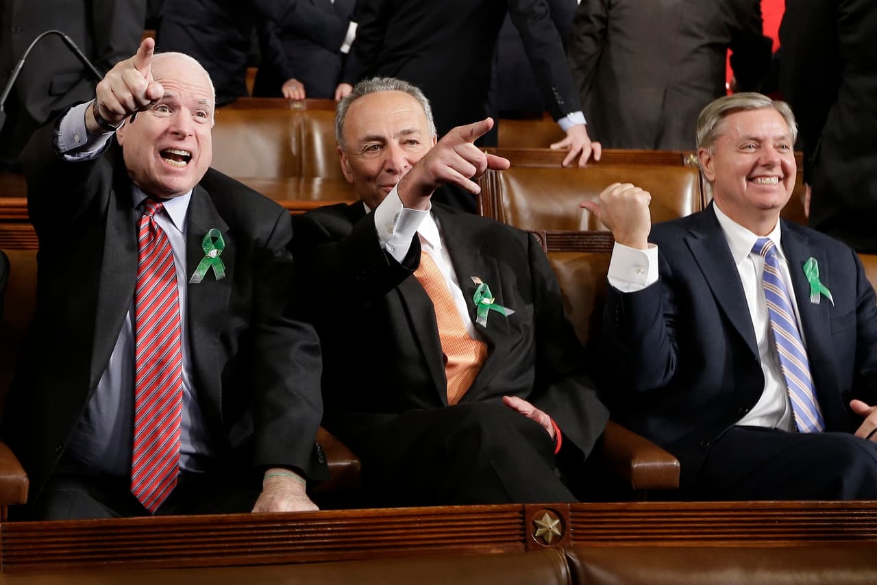 Senadores de ambos partidos bromeando juntos. El senador John McCain (republicano por Arizona), el senador Charles Schumer (demócrata por Nueva York) y el senador Lindsey Graham (republicano por South Carolina y el mejor amigo de McCain en el Congreso) en el Capitolio, el 12 de febrero de 2013, durante la presidencia de Obama.