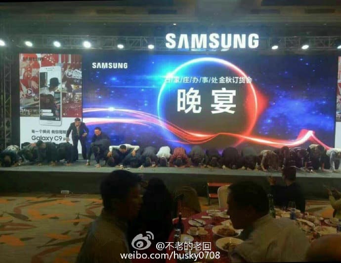 El desastre del Galaxy Note 7 en una imagen: ejecutivos de Samsung se arrodillan para pedir perdón en China