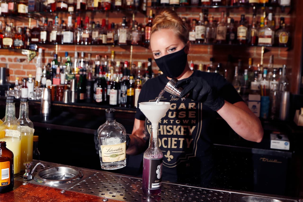 <b>Michigan, Wisconsin, New Hampshire, Vermont y Rhode Island | Índice de recuperación: 87%.</b> Un bar que vende cocteles para llevar en Detroit, Michigan, a principios de agosto. El estudio determinó que los estados que cerraron duramente desde el principio ahora disfrutan de tasas de infección más bajas y sus economías se están recuperando sólidamente. Entre ellos Michigan, Illinois, New Hampshire y Rhode Island.