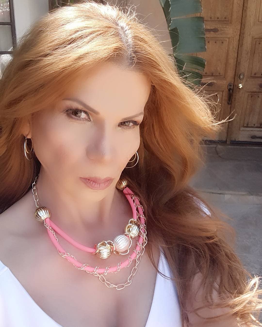 Sobre cómo adquirió sus "poderes", Mhoni ha revelado en entrevistas que fue a los 19 años, cuando vivía en Cuba, en 1989. Según su testimonio, el 13 de mayo le cayó un rayo y, mientras estaba inconsciente, soñó que estaba en un lugar oscuro repleto de demonios y gente que quería hablarle.