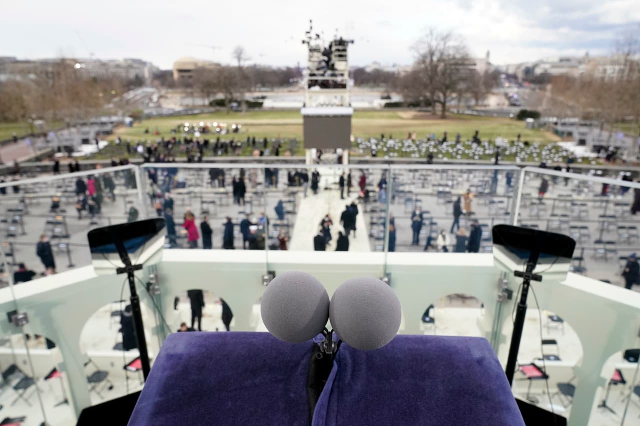 La vista desde el podio donde hablará a la nación Joe Biden después de ser juramentado. Joe Biden y su esposa Jill, y Kamala Harris y su esposo Doug Emhoff, participarán en una ceremonia militar con miembros de las Fuerzas Armadas en la fachada este del Capitolio.
