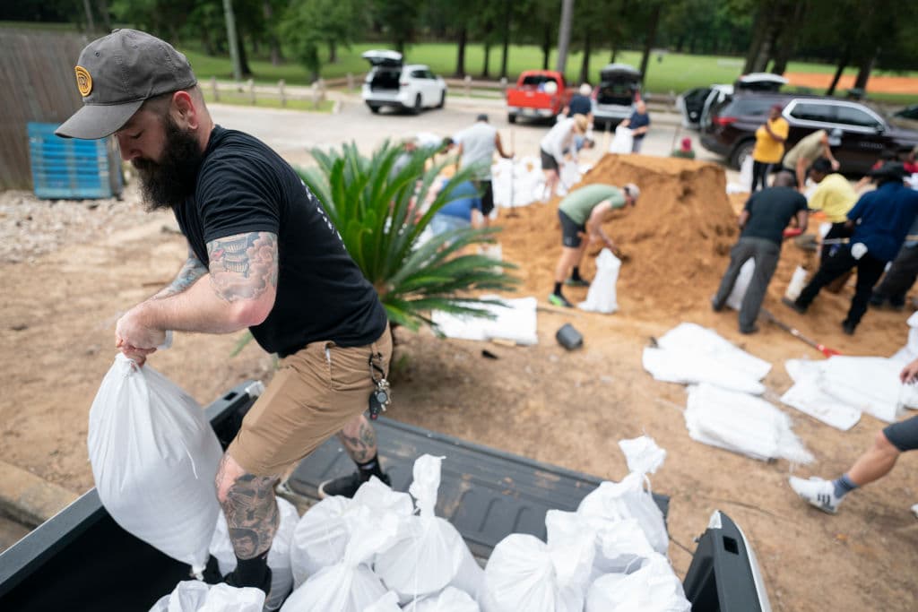 En Tallahassee, la capital de Florida, decenas de personas preparan sacos de arena.