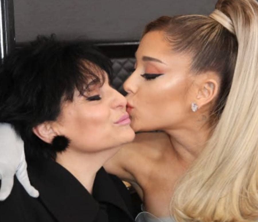 Joan Grande, madre de la cantante de 27 años, recibió la noticia con beneplácito. 
<br>