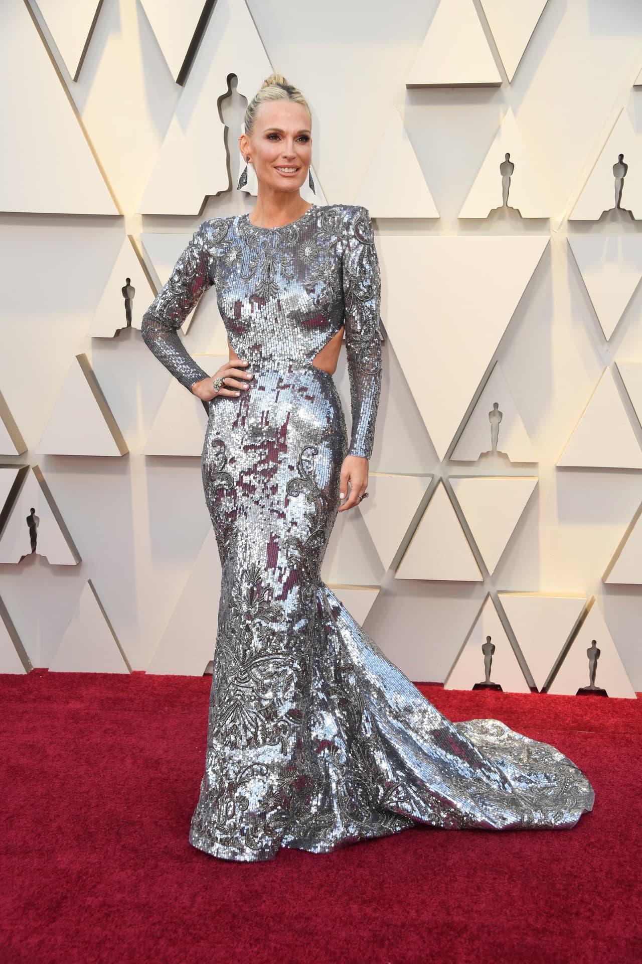 <b>Lo peor:</b> Llevar un vestido igual al de Jennifer Lopez y no verte como Jennifer López. Así le pasó a Molly Sims enfundada en este vestido metálico.