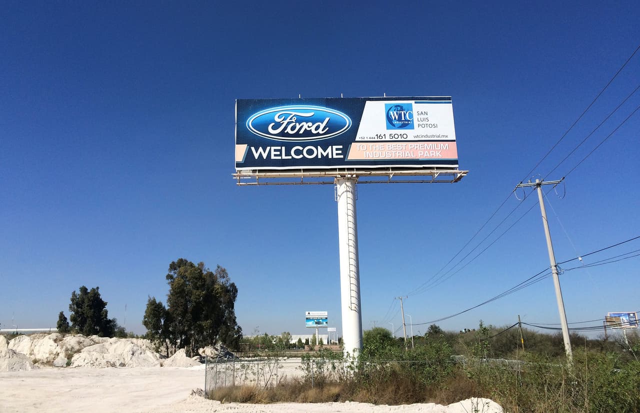 Ford fue la primera firma del sector en responder a la amenaza de Trump. La firma anunció la cancelación de un plan para levantar una planta de $1,600 millones en San Luis Potosí, México, y a cambio invertir $700 millones en la modernización de la planta que tiene en Michigan, EEUU. En la foto, el letrero de entrada de la instalación de Ford en San Luis Potosí. (Foto de Christine Murray/Reuters)
