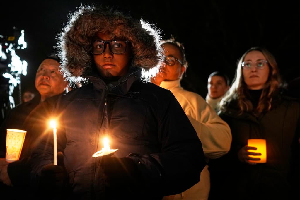 La sospechosa del tiroteo en una escuela de Wisconsin tenía dos armas y recibió mensajes de un hombre que estaba planeando un tiroteo