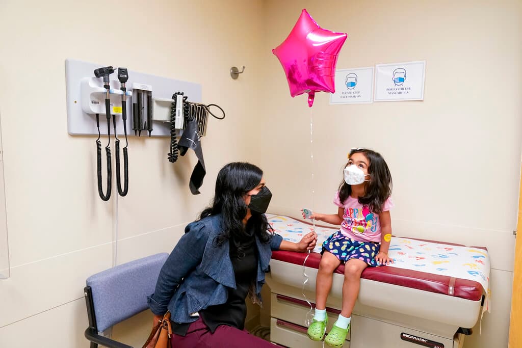 “Hay muchos niños que se están poniendo muy malitos”, dijo a Univision 34 Los Ángeles, Norma Pérez, pediatra de Altamed. Enfatizando que el coronavirus no se ha ido y que los riesgos de contagios para los más pequeños existen.