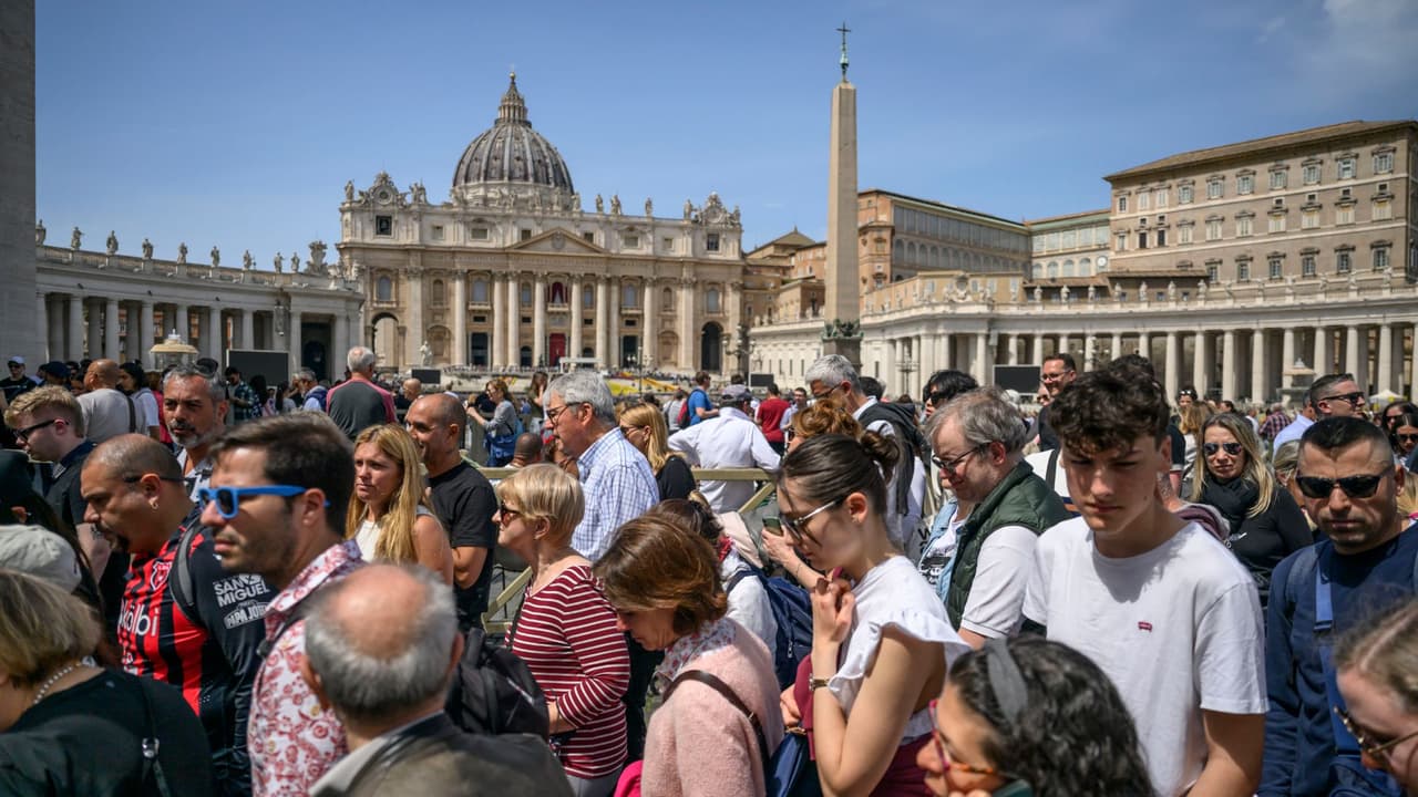 "Nos sorprendió la noticia": estos fieles mexicanos llegaron a la Plaza de San Pedro para despedir al papa Francisco