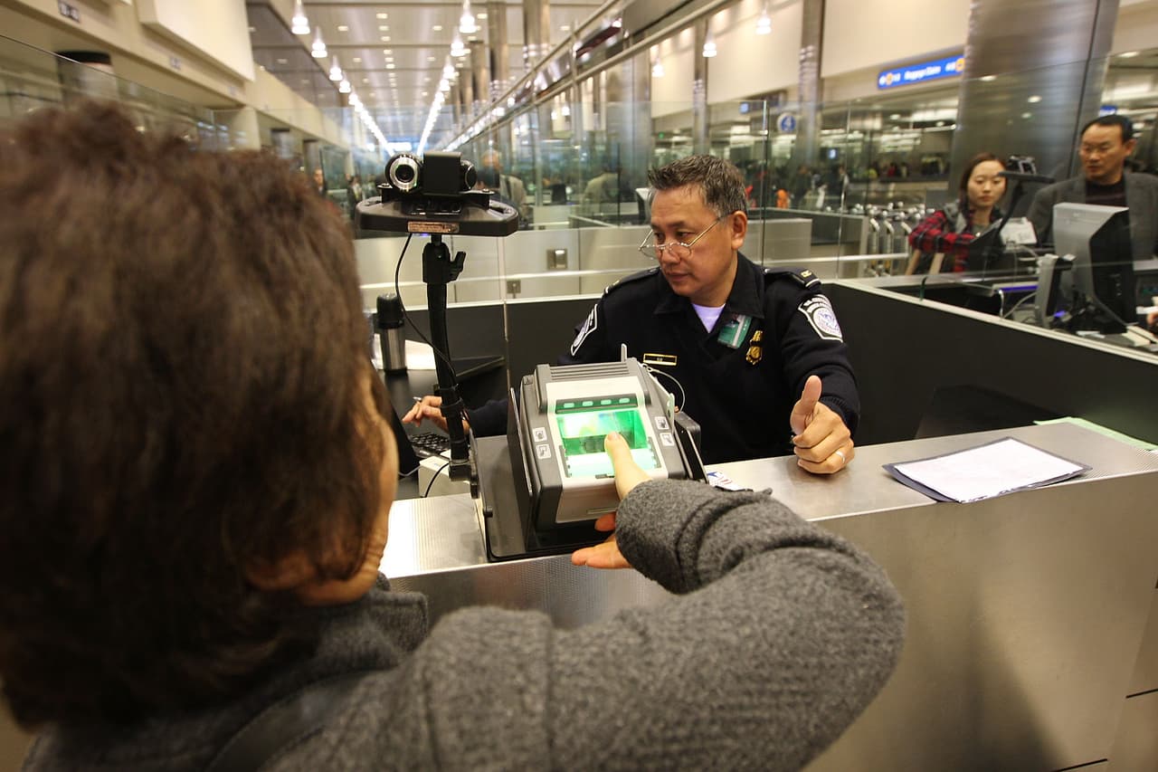 Si has sido admitido en calidad de no inmigrante y has solicitado extender el periodo de tu estadía autorizada de no inmigrante, o has solicitado cambiar a un estatus de no inmigrante distinto, 
<b>estarás abandonando automáticamente tu solicitud si sales de Estados Unidos</b> antes de que USCIS tome una decisión sobre la solicitud de permiso adelantado.