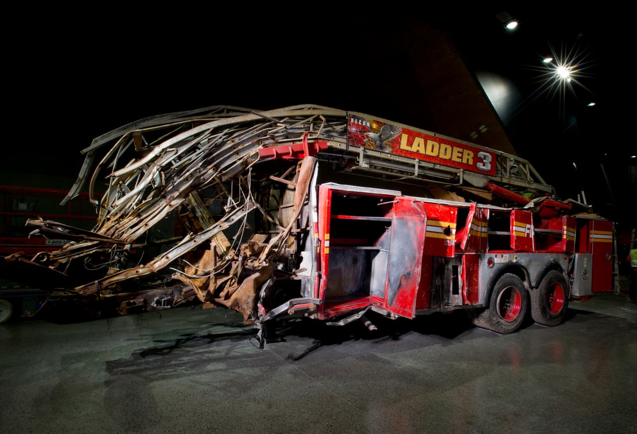 Los restos de un camión de bomberos de la Compañía 3 de Nueva York, que fue aplastada con el derrumbe de los edificios. Al momento del atentado, la compañía estaba en el cambio de turnos, por lo que casi todo su personal acudió a asistir en la emegencia. Fue una de las seccionales de bomberos que más víctimas sostuvo por el colapso de las torres.