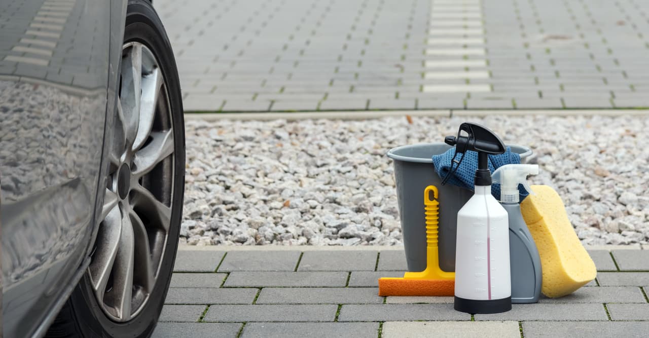 <b>Utilizar jabón para platos. </b>Aunque suene como una opción viable y conveniente, lo cierto es que al largo plazo esto te puede pasar factura. De lavar frecuentemente el carro con jabón para platos, la pintura empieza a perder el brillo, las molduras se resecan y el plástico de los faros delanteros y traseros se tornan mates. Además, muchos de estos productos no tienen un pH equilibrado y pueden dejar la pintura totalmente expuesta a la corrosión. Utiliza productos de limpieza para carros.