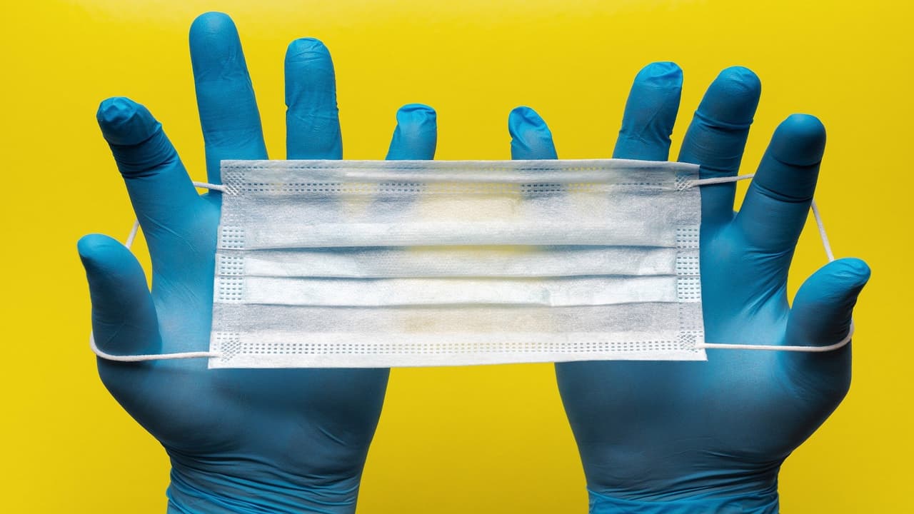 Si usa guantes, elija los desechables y tírelos a la basura tan pronto como llegue a casa.