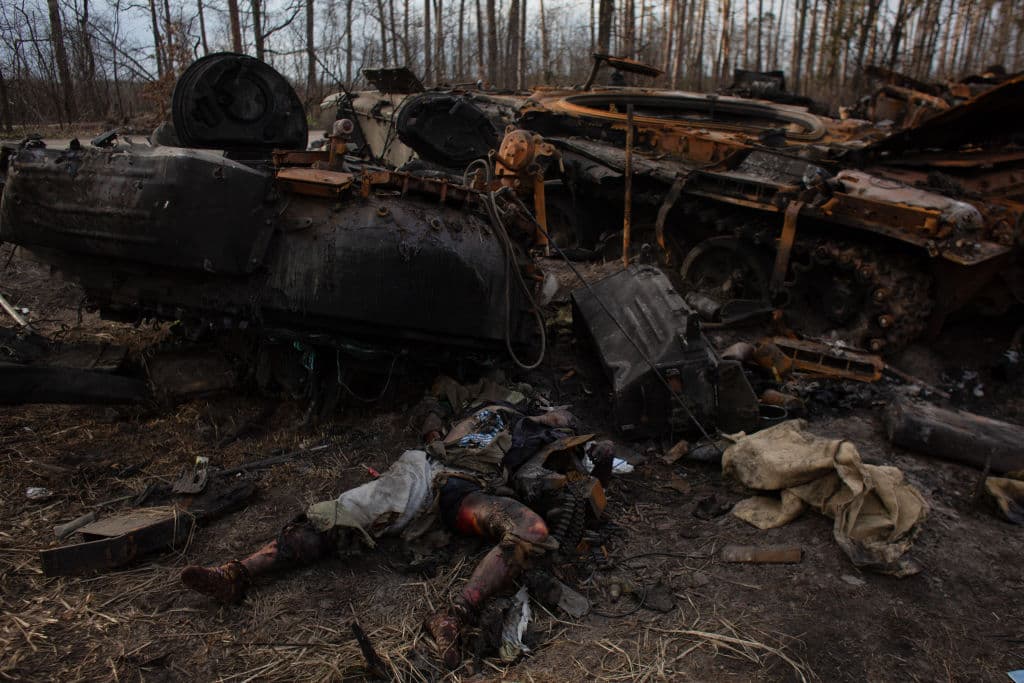<b>Miles de soldados rusos muertos</b>
<br>
<br>Otras imágenes que se repiten de la guerra en Ucrania son la de cuerpos de soldados rusos muertos. Las autoridades ucranianas reportan unas 30,000 bajas rusas desde que empezó la guerra, pero la cifra es muy difícil de verificar y agencias de inteligencia extranjeras calculan que son muchos menos, aunque otros miles están desaparecidos o han sido detenidos por los ucranianos. Rusia, por su parte, apenas ha reconocido muy pocas bajas. No lo hace desde marzo, cuando reportó poco más de 1,300 soldados fallecidos. El medio independiente ruso 
<i>Mediazona</i>, que lleva una investigación y monitoreo de bajas rusas, había podido confirmar la muerte de al menos 2,099 soldados rusos hasta el 6 de mayo. La gran mayoría de los soldados muertos tenía entre 21 y 23 años, y procedía de regiones pobres y campesinas o pertenecían a minorías étnicas. Un gran impacto en las bajas rusas ha sido la pérdida de generales y militares de alto rango en el conflicto.
<br>
<b>Mira también: </b>
<a href="https://www.univision.com/noticias/mundo/ninos-soldados-invasion-conflicto-guerra-rusia-ucrania-fotos">Los rostros de los jóvenes soldados que pelean en ambos frentes de la invasión rusa a Ucrania.</a>