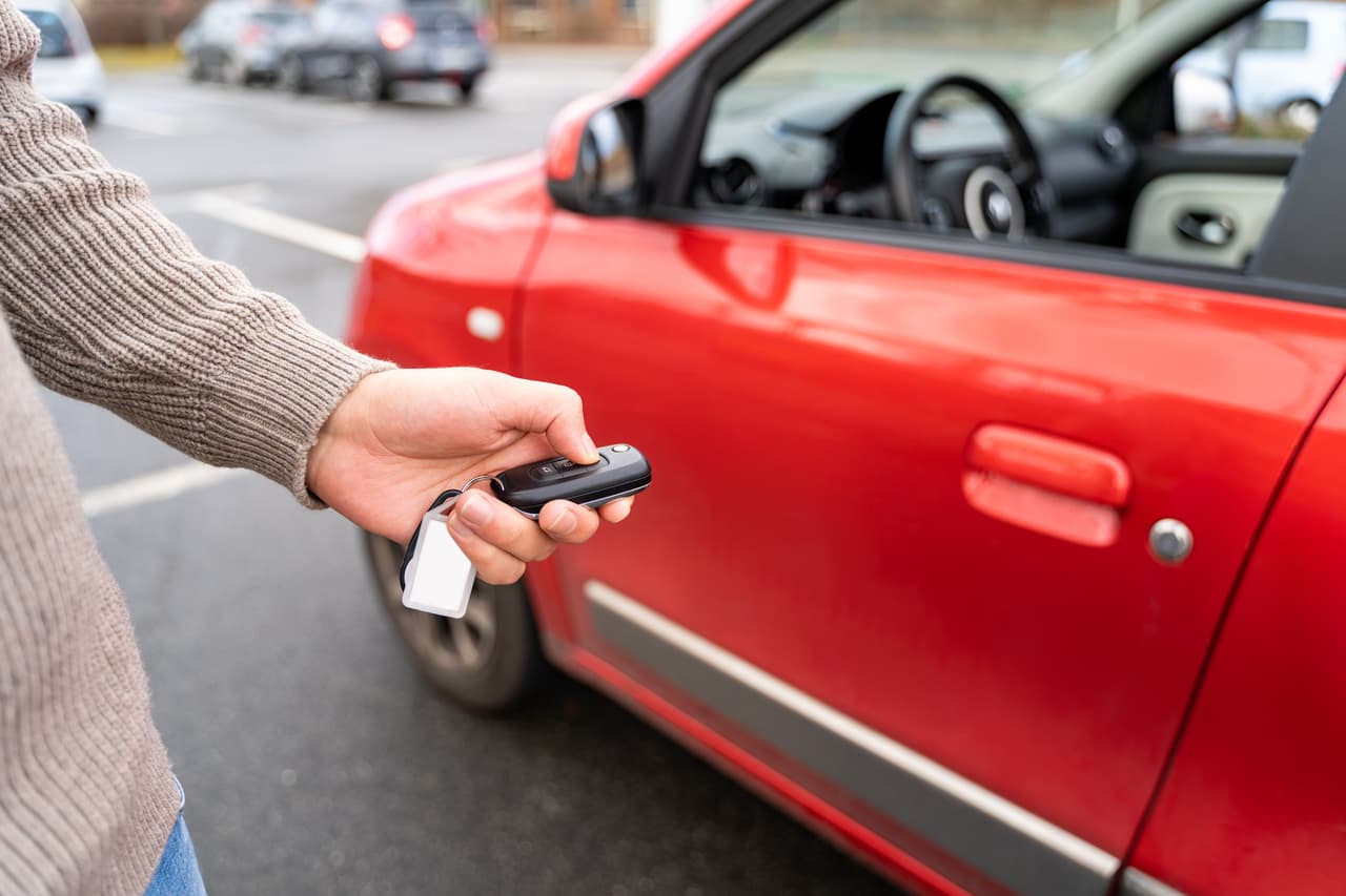 <h3 class="cms-H3-H3">6. Renta de autos</h3>
<br>
<br>💵 
<b>Variación en el precio de junio de 2021 a junio de 2022: </b>-7.7%
<br>