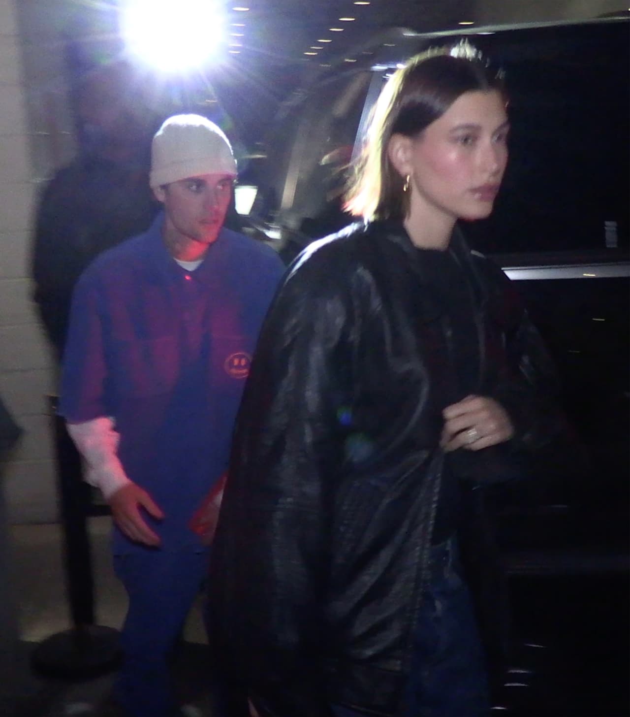 Posiblemente, solo pasó a saludar y a recoger a Hailey, ya que ella había llegado alrededor de las 8:45 pm.