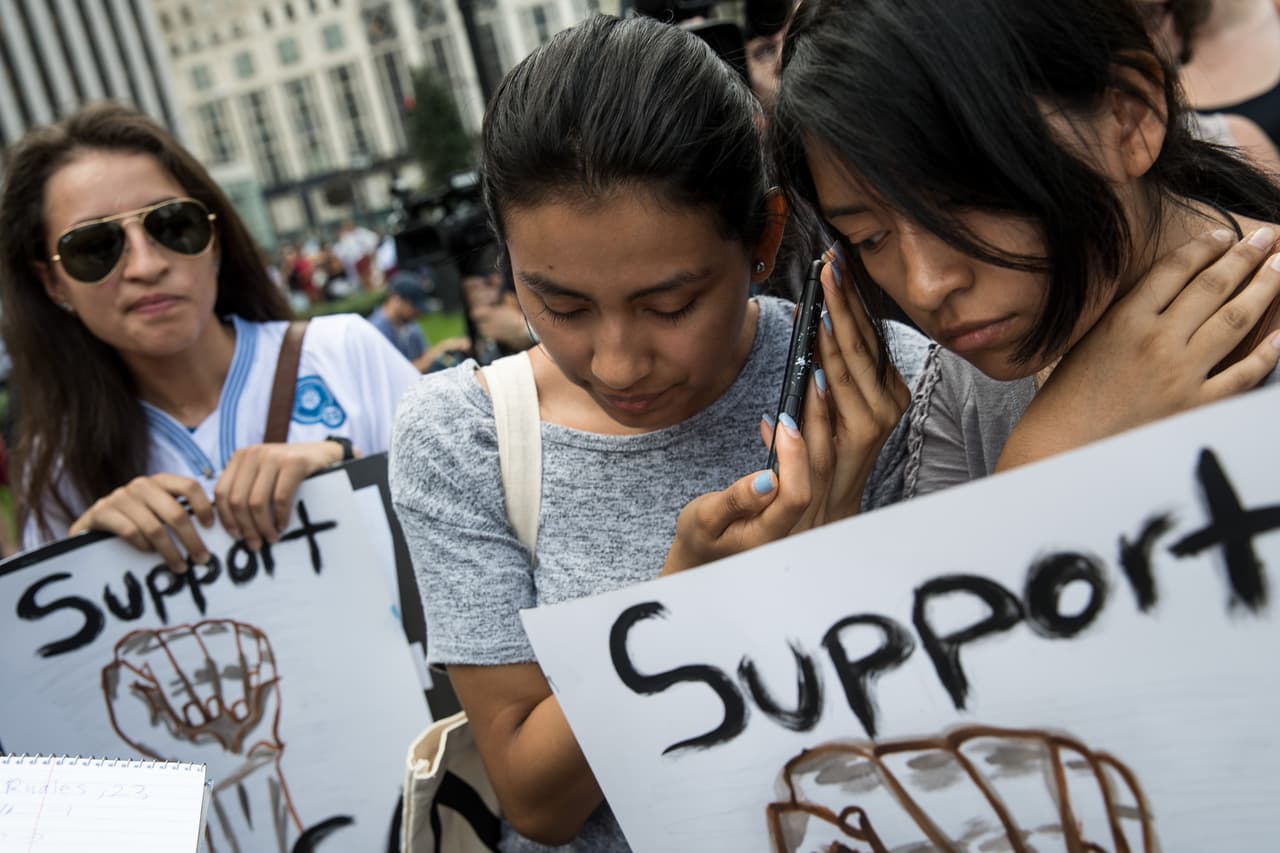 Activistas dreamers escuchan el discurso de Jeff Sessions en Nueva York.
