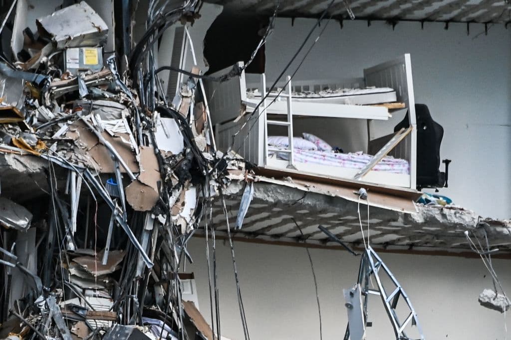 Kimberly Morales, que vive en el edificio de enfrente del derrumbe, dijo a CNN que 
<a href="https://edition.cnn.com/2021/06/24/us/building-collapse-miami-thursday/index.html" target="_blank">se despertó al sonar las alarmas del edificio</a>. "Desperté a todo el mundo en la habitación porque cuando miré por la ventana, vi a todo el mundo fuera".