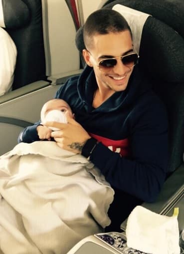 3. UN CHICO SENSIBLE. Aunque se ve súper rudo, Maluma tiene un lado bien sensible. Adora a su familia y no deja pasar oportunidad para estar cerca de ellos. Aquí lo vemos con su sobrino de sólo unos meses. ¡Qué lindo!