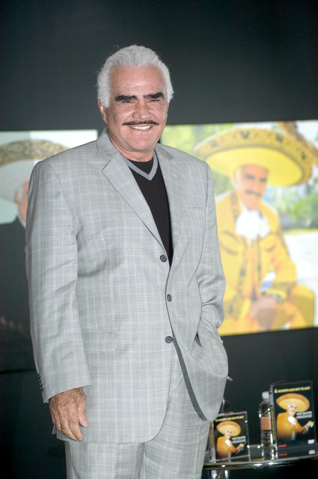 Antes de que saliera a la luz pública, Aguilar se lo hizo llegar junto con una carta en la que le expresó su respeto y admiración. "Con las canciones en el disco quiero demostrar las diferentes facetas de Vicente Fernández, para cada ocasión hay una canción y 
<b><a href="https://www.univision.com/famosos/angela-aguilar-esta-encantada-con-el-caballo-de-vicente-fernandez-pero-no-cantara-con-su-nieto-fotos" target="_blank">al cantar sus canciones uno admira más sus interpretaciones</a> </b>magistrales, porque hay unos tonos elevados difíciles de entonar", dijo el cantante, citado por el diario jalisciense 
<b><a href="https://www.informador.mx/Entretenimiento/Pepe-Aguilar-lanza-disco-homenaje-a-Vicente-Fernandez-20131015-0030.html" target="_blank">El Informador</a></b> en una entrevista de aquella época. 
<br>