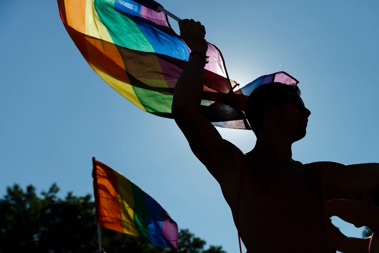 DeSantis dijo al aprobar varias de estas leyes que “Florida se enorgullece de liderar el camino para defender a nuestros niños. A medida que el mundo se vuelve loco, Florida representa un refugio de cordura y una ciudadela de normalidad”, indicó. Mientras que para una mujer transgénero hispana, estas leyes generan temor. "Es un gran miedo que tengamos que escondernos otra vez", expresó.