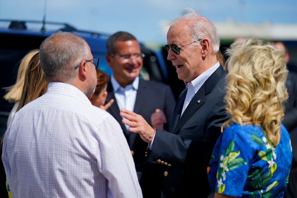 El presidente Biden y su esposa Jill Biden intercambiaron impresiones con la congresista Nydia Velázquez mientras que el gobernador Pierluisi hablaba con la comisionada residente en Washington, Jenniffer González (que estaba al otro lado del presidente de EEUU).