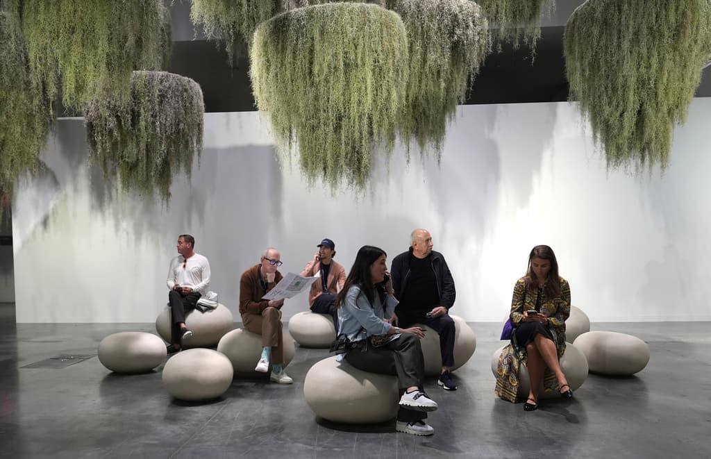 La sección Kabinett regresa con presentaciones temáticas de artistas destacados, explorando narrativas únicas.