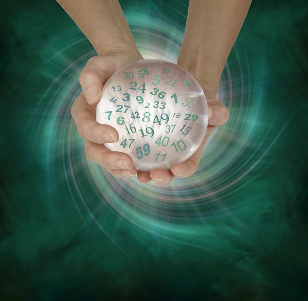 La Numerología también está relacionada con la Astrología. Cuando mencionamos la "música de las esferas", queremos decir que cada planeta vibra con un número. Eso explica por qué cada signo vibra según su regente planetario.