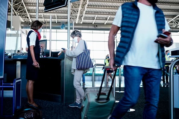 <b>Empacar con cuidado</b>
<br>Los pasajeros deben tener especial cuidado para asegurarse de que no tengan artículos prohibidos. En respuesta a COVID-19, TSA está permitiendo un contenedor de desinfectante de manos líquido, hasta 12 onzas por pasajero, en bolsas de mano. Se requiere que los pasajeros retiren el desinfectante de la bolsa de mano antes de enviarlo a un examen de rayos X.
<br>
