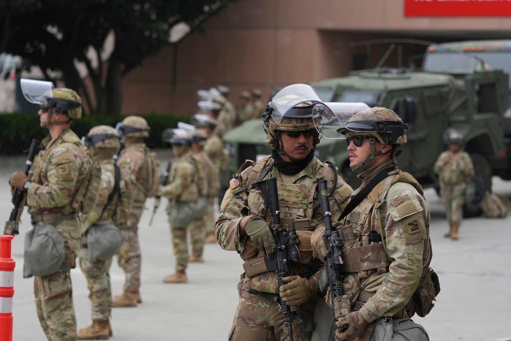 A tempranas horas de este domingo, 8 de junio, decenas de miembros de la Guardia Nacional estadounidense fueron desplegados en el centro de la ciudad de Los Ángeles, en respuesta a la orden que emitió un día antes el presidente Donald Trump. 
<br>Los militares tendrán a su cargo
<b><a href="https://www.univision.com/local/los-angeles-kmex/fuegos-artificiales-saqueos-granadas-y-arrestos-en-protestas-contra-ice-en-los-angeles-california-fotos" target="_blank"> evitar las manifestaciones violentas como las reportadas el viernes y sábado en diversos puntos de Los Ángeles, en contra de los operativos de ICE</a></b>.