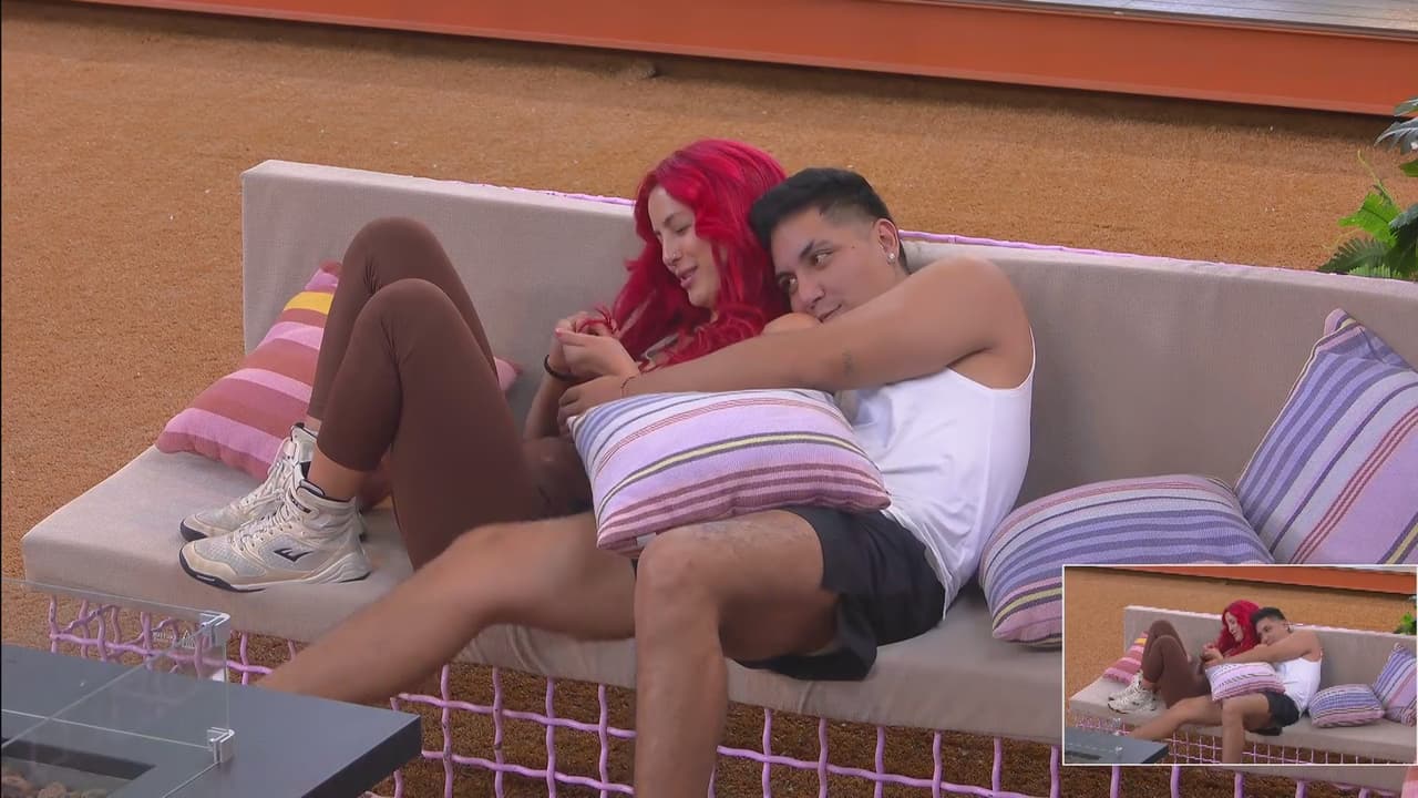 Ese Pérez y Flor terminan en la cama muy cariñosos: él la agarra a besos e impacta al hacer esto 