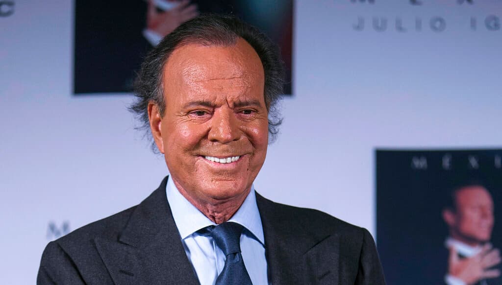 <b>Julio Iglesias, padre de Enrique,</b> aclamado cantante y compositor de la década de los 70s y 80s también compartirá vecindario con el dueño de Amazon. Acorde a Celebrity Net Worth, el ahora empresario español tiene una
<b> fortuna de $600 millones.</b>