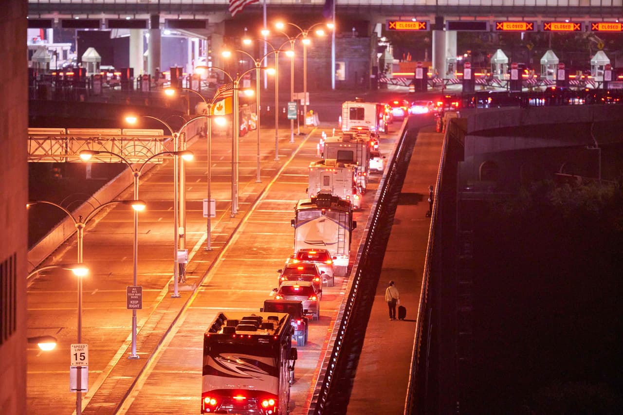 La enorme fila para entrar a Estados Unidos desde Canadá en el puerto de las Cataratas del Niágara, en la madrugada del 8 de noviembre. 
<br>
<br>En Canadá muchos se han vacunado con AstraZeneca y aunque esta inmunización no está aprobada por la FDA, si lo está por la OMS.
<br>
