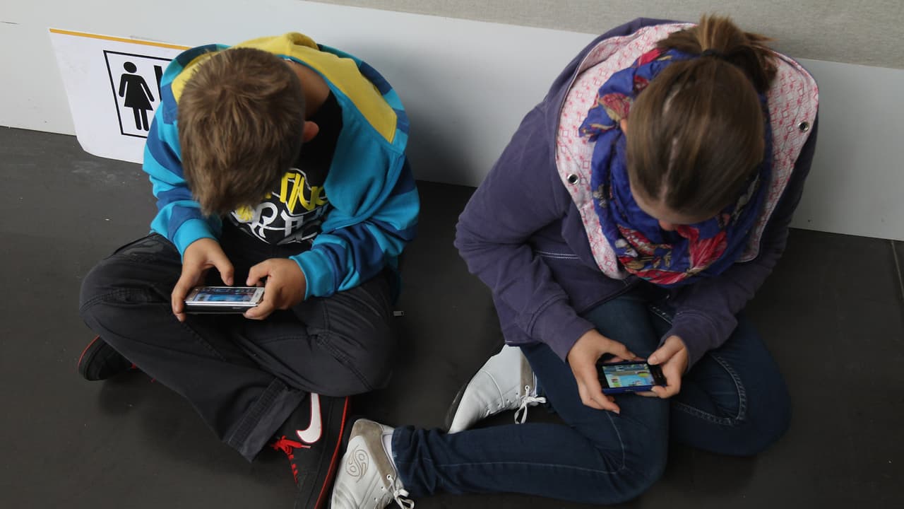 Pensilvania busca prohibir celulares en escuelas; propuesta legislativa genera opiniones divididas
