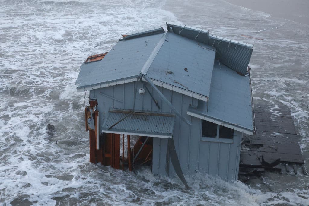 <b>El colapso se reportó a las 12:45 de la tarde,</b> cuando 
<b><a href="https://www.univision.com/shows/la-voz-de-la-manana/malas-condiciones-climaticas-provocan-el-colapso-de-un-muelle-en-california-lo-que-se-sabe-video" target="_blank">cerca de 150 pies (46 metros) del extremo del muelle se desprendieron</a></b>, quedando a merced del intenso oleaje.