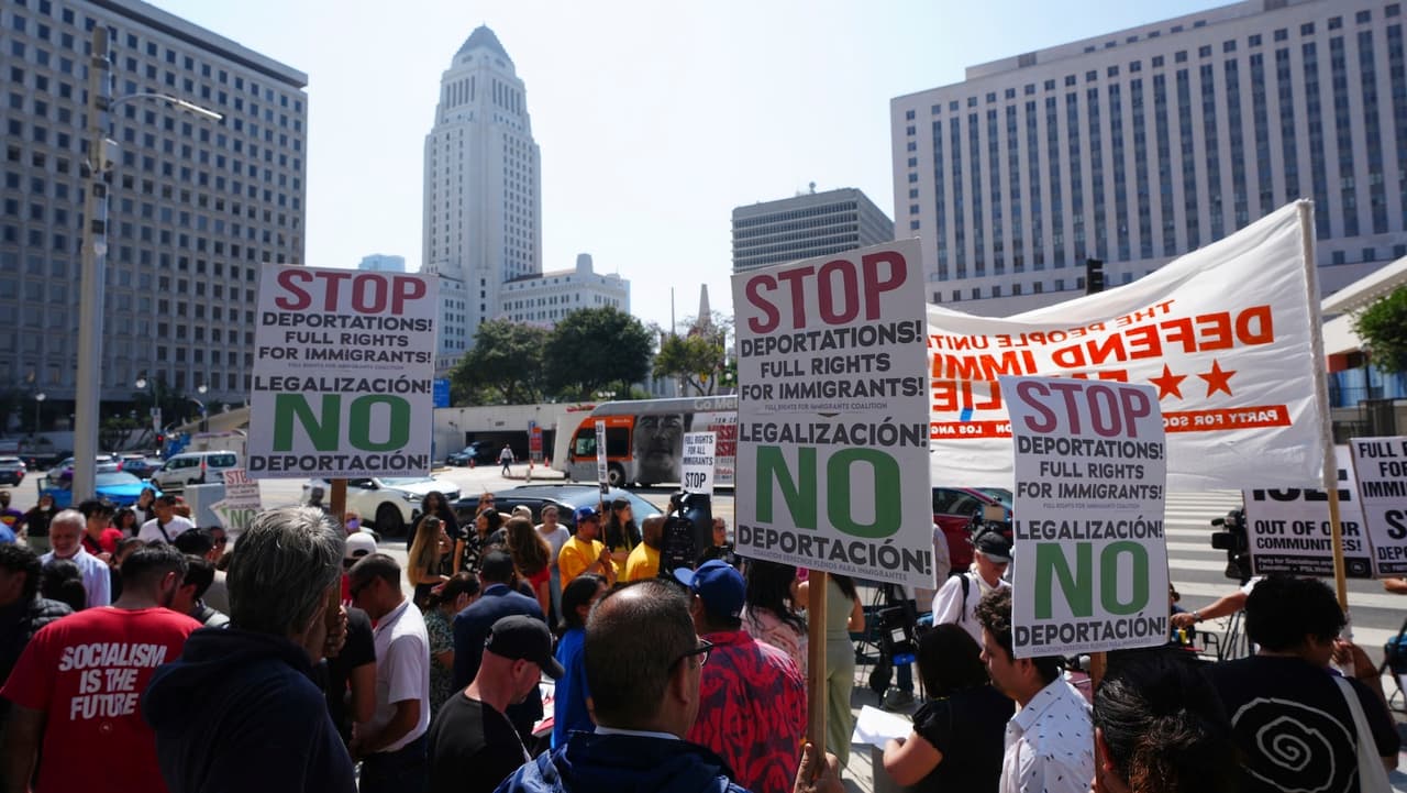 Tras redadas migratorias en Los Ángeles, organizaciones como CHIRLA convocaron protestas multitudinarias en el centro y 
<a href="https://www.univision.com/local/los-angeles-kmex/presunto-operativo-inmigracion-westlake-varios-detenidos">Westlake</a>, denunciando detenciones arbitrarias..