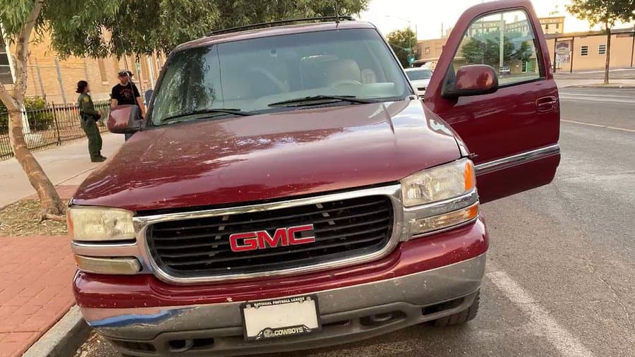 La Patrulla Fronteriza detuvo una camioneta en la cual transportaban a seis indocumentados en Douglas, Arizona. Parecía un operativo de rutina en la zona hasta que notaron dentro del vehículo también estaba un cadáver en una bolsa de plástico. Se sospecha que el coyote también es empleado de una funeraria “que presuntamente transportaba el cuerpo, mientras intentaba cruzar ilegalmente a indocumentados hacia Estados Unidos”, dijo la agencia en un comunicado. Ocurrió a mediados de julio.