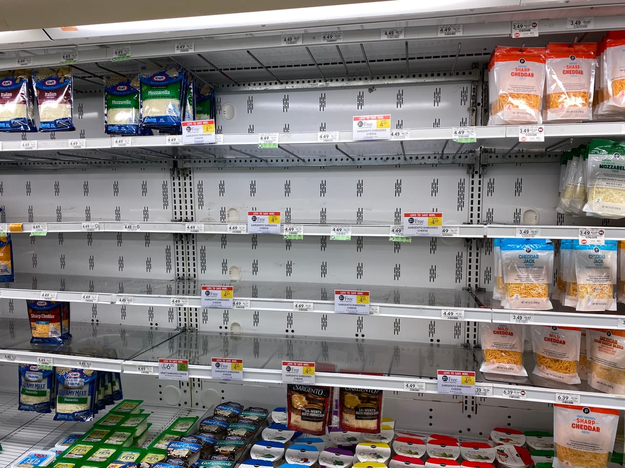 Los supermercados así le recuerdan a muchas personas del sur de Florida cómo se preparan cuando existe la posibilidad de que un huracán impacte la zona.