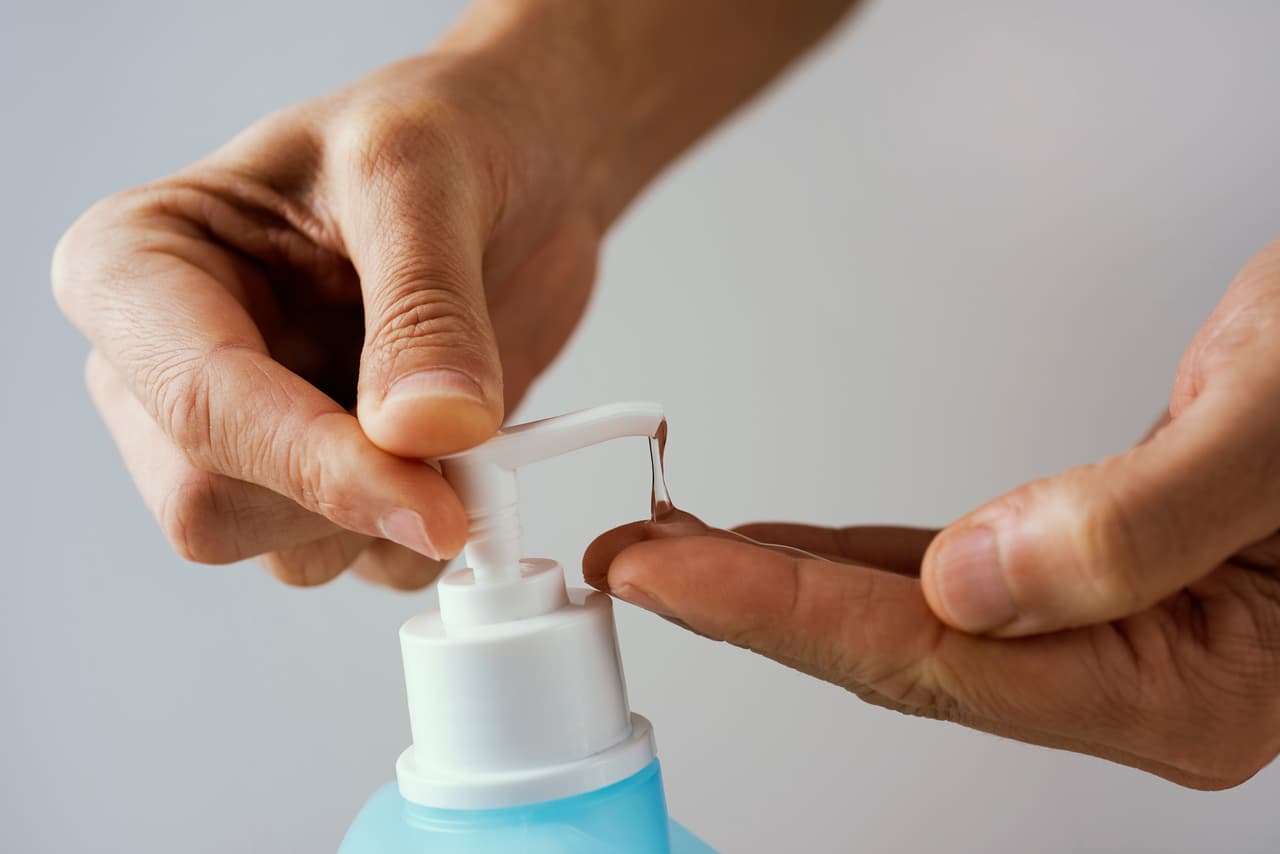 Asimismo, instó a profesionales de la salud y pacientes 
<a href="https://www.fda.gov/safety/medwatch-fda-safety-information-and-adverse-event-reporting-program" target="_blank">a informar cualquier tipo de problemas</a> experimentados con el uso de desinfectantes para manos al programa MedWatch Adverse Event Reporting de la FDA. 
<br>