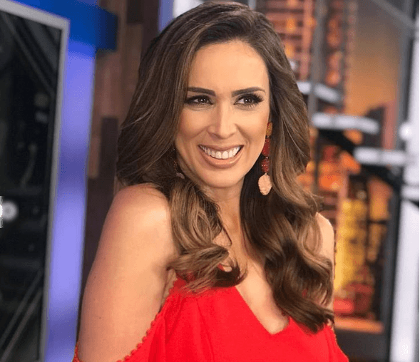 Jacky Bracamontes sorprende con espectacular figura a un mes de dar a luz 