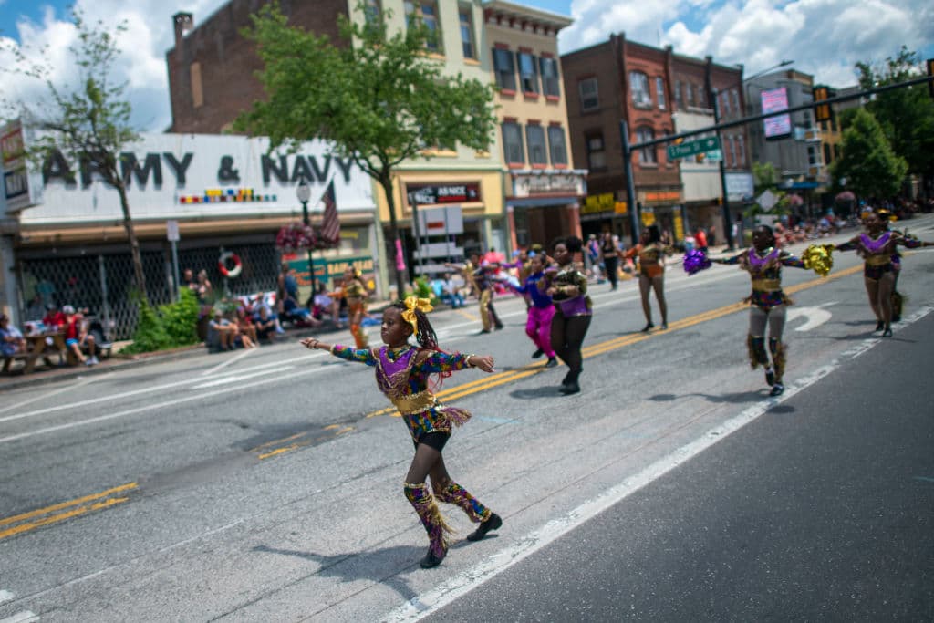 Bailarines en el desfile del 4 de julio de 
<b>Pottstown, Pennsylvania. Si bien no se ha alcanzado el logro del 70%, EEUU tiene aproximadamente el 50% de su población vacunada. </b>
<br>